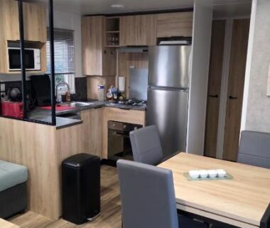 Intérieur avec cuisine et coin repas du mobile home 4 à 6 personnes Domaine de Kerlann