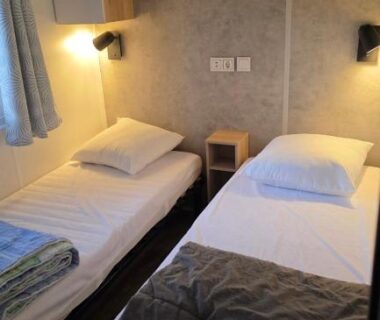 Chambre avec deux lits jumeaux dans le mobile home 4 à 6 personnes Domaine de Kerlann