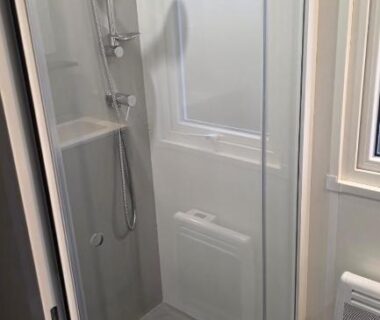 Salle d'eau avec cabine de douche dans le Mobile home 4 a 6 personnes Domaine de Kerlann