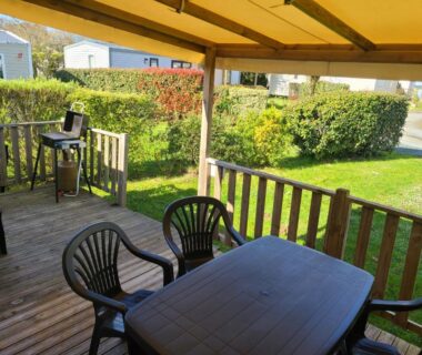 Terrasse couverte avec table et chaises du mobile home