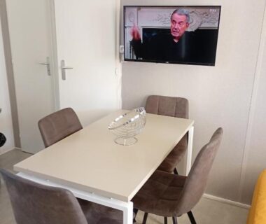 Coin repas avec table et télévision dans le mobile home