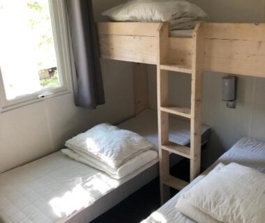 Chambre avec lits superposés et lits simples dans le Mobile home 5-pers Camping Leï Suves-Côtes d'Azur-including airco