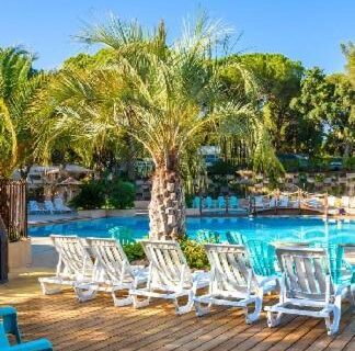 Bord de piscine avec transats au Mobile home 5-pers Camping Leï Suves-Côtes d’Azur-including airco