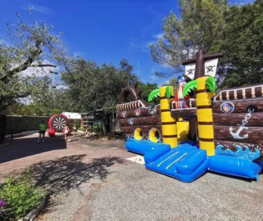 Aire de jeux gonflable pirate en plein air au Mobile home 5-pers Camping Leï Suves Côtes d'Azur