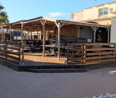 Terrasse couverte avec tables et chaises du Mobile home