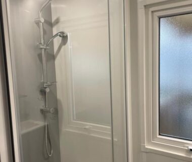 Salle de douche avec cabine vitrée et douchette dans le Mobile-home 6-8 personnes camping Les viviers