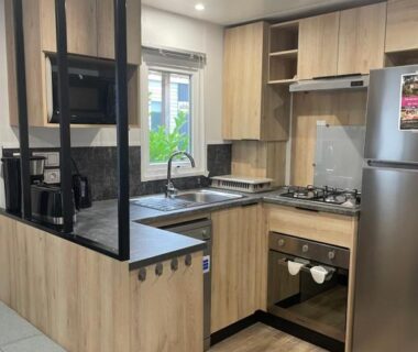 Cuisine équipée dans le Mobile-home 6-8 personnes camping Les viviers