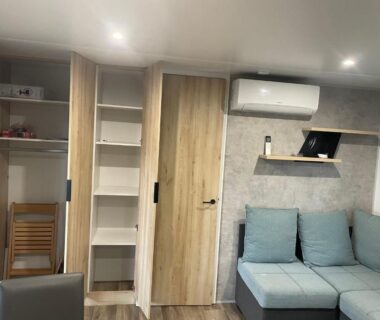 Salon avec canapé et placard dans le mobile-home 6-8 personnes camping Les viviers
