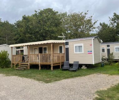 Terrasse en bois avec chaises devant mobil-home 6-8 personnes au camping Les Viviers