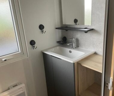 Salle de bain avec lavabo et miroir dans le mobile-home 6-8 personnes du camping Les viviers