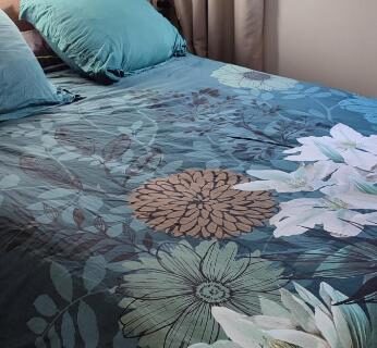 Chambre avec lit et fenêtre dans le mobile home 6 pers tout confort