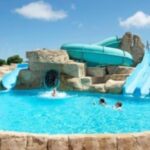 Piscine avec toboggans et baigneurs au Mobile home 6 pers tout confort