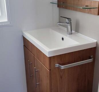 Salle de bains avec lavabo et meuble sous vasque dans le Mobile home 6 pers tout confort