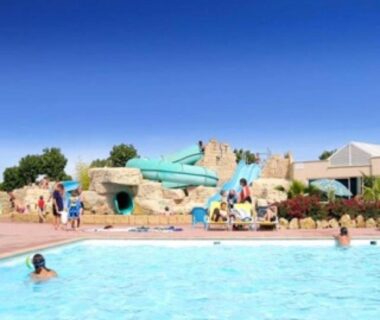 Piscine extérieure avec toboggans et baigneurs au Mobile home 6 pers tout confort