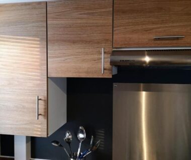 Kitchenette équipée avec plaques hotte et ustensiles dans le Mobile home 6 pers tout confort