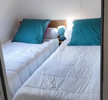 Chambre avec deux lits simples dans le Mobile home 6 pers tout confort