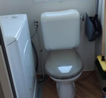 WC compact et lave-linge dans le mobile home 6 pers tout confort