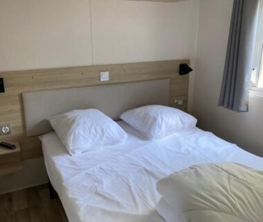 Chambre avec lit double appliques et rangements dans le mobile home 6 personnes
