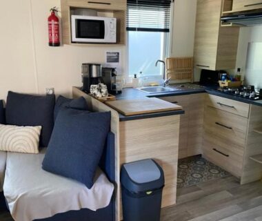 Intérieur avec kitchenette et banquette du Mobile home 6 personnes