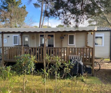 Terrasse en bois devant le Mobile home 6 personnes