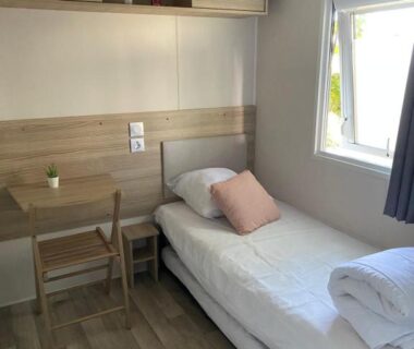 Chambre avec lit simple et bureau dans le Mobile home 6 personnes