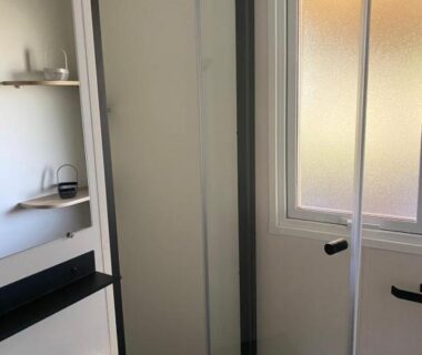 Salle d'eau avec lavabo fenêtre et cabine de douche dans le mobile home 6 personnes