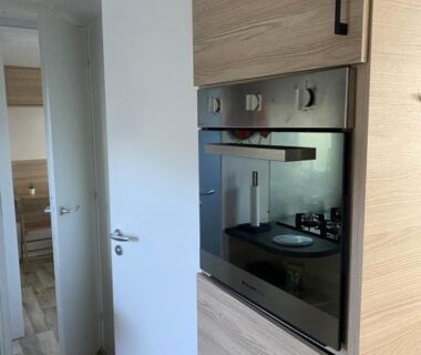 Cuisine intérieure avec four encastré dans le Mobile home 6 personnes