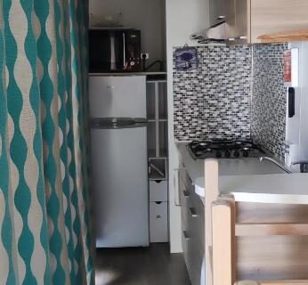 Intérieur avec kitchenette et coin repas du mobile home 6 personnes Valras plage