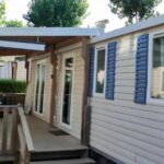 Terrasse en bois et façade du mobile home 6 personnes Valras plage