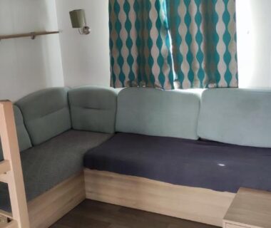 Intérieur avec banquette et lits superposés dans le Mobile home 6 personnes Valras plage