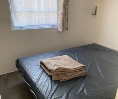 Chambre avec lit et serviettes dans le mobile home 6 personnes