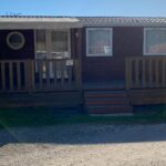 Façade avec terrasse et escaliers du Mobile home 6personnes à Munster