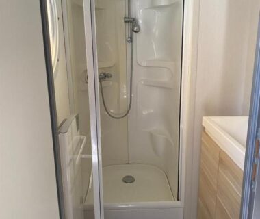 Salle de bain compacte avec douche dans le Mobile home 6 personnes à Munster