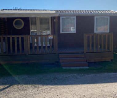 Façade avec terrasse et escaliers du Mobile home 6personnes à Munster