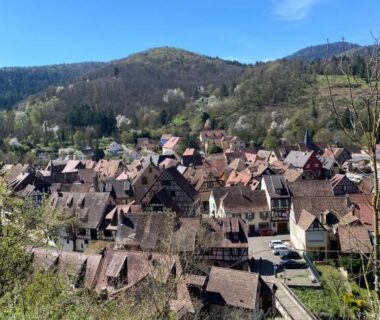 Vue sur le village et les toits de Munster depuis le mobile home 6 personnes Alsace Munster France