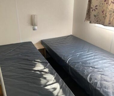 Intérieur chambre avec deux lits simples dans le mobile home 6personnes à Munster