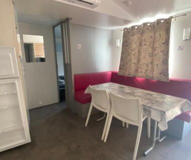 Intérieur à Munster avec banquette table et climatisation dans le mobile home 6 personnes