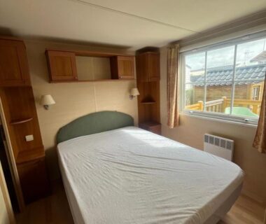 Chambre avec lit double et rangements dans le Mobile-home Camping 4 etoiles bord de mer