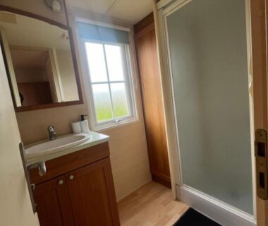 Salle de bain avec lavabo miroir et douche du Mobile-home Camping 4 etoiles bord de mer