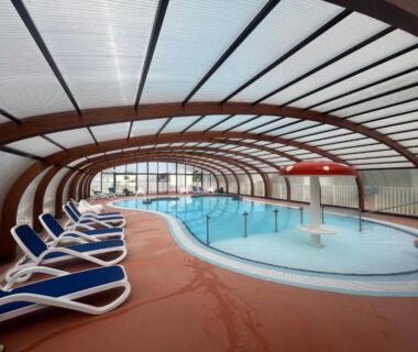 Piscine couverte avec transats dans le Mobile-home Camping 4 etoiles bord de mer