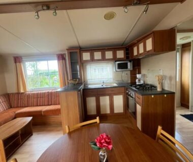 Salon et kitchenette dans le Mobile-home Camping 4 etoiles bord de mer