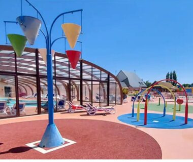 Espace aquatique avec jeux d'eau et piscine couverte au Mobile-home Camping 4 etoiles bord de mer