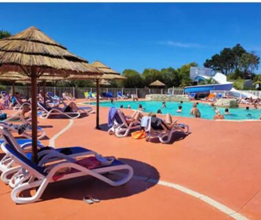 Au bord de la piscine avec transats et parasols du Mobile-home Camping 4 etoiles bord de mer
