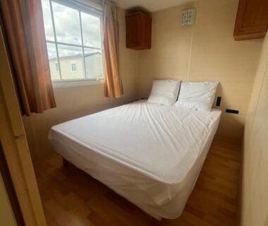 Chambre intérieure avec lit double dans le Mobile-home Camping 4 etoiles bord de mer