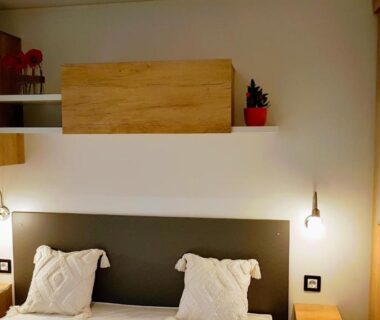 Chambre avec lits jumeaux et lampes dans le mobile home De Luxe St Cyprien