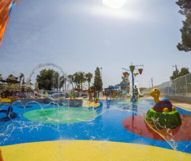 Aire de jeux aquatique et pataugeoire au camping Mobile home De Luxe St Cyprien