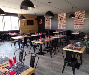 Salle de restaurant avec tables et chaises du camping Mobile home De Luxe St Cyprien