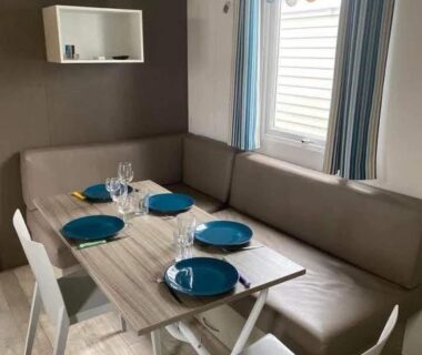 Intérieur coin repas avec banquette et table dans le Mobile home Drôme homair