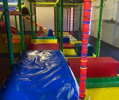 Aire de jeux intérieure avec modules en mousse et filets du Mobile home Drôme homair