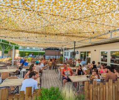 Terrasse couverte avec tables et convives au Mobile home Drôme homair